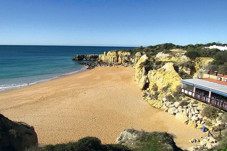 Formações rochosas dramáticas na Praia do Castelo, em Albufeira.