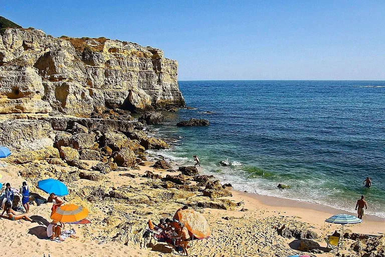 Águas calmas e pouco profundas da Praia da Coelha, ideais para famílias com crianças.
