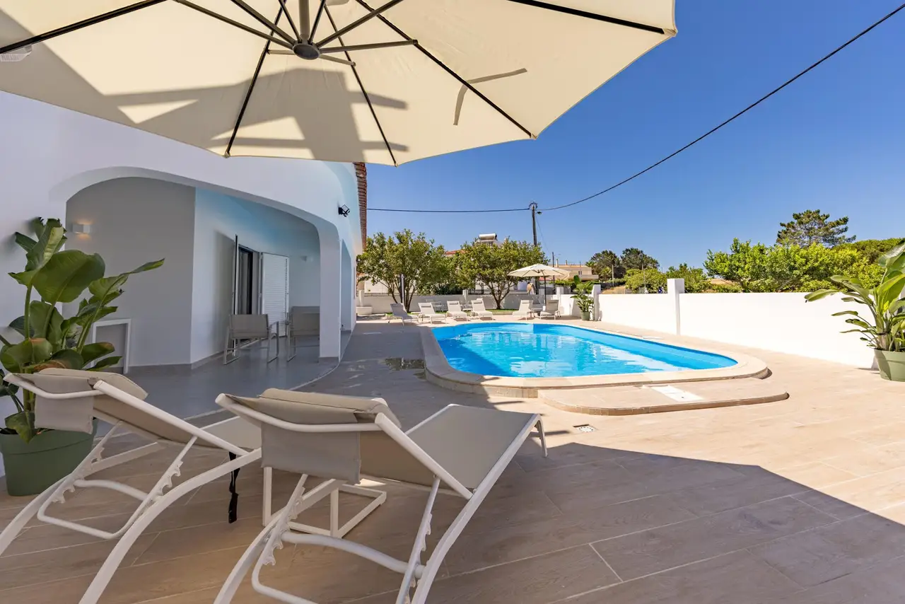 Piscina e terraço ao sol da Vivenda Vilhegas